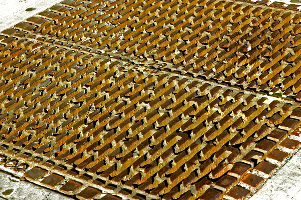 Brooklyn_Edison_street_grate.jpg