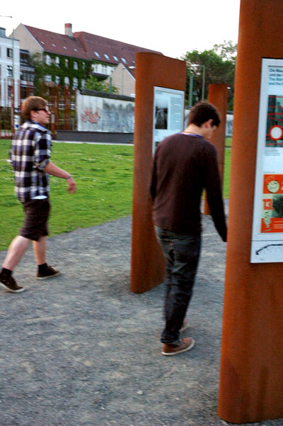 Mauer_youths_visiting_monument.jpg