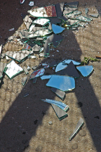 broken_mirror_2.jpg