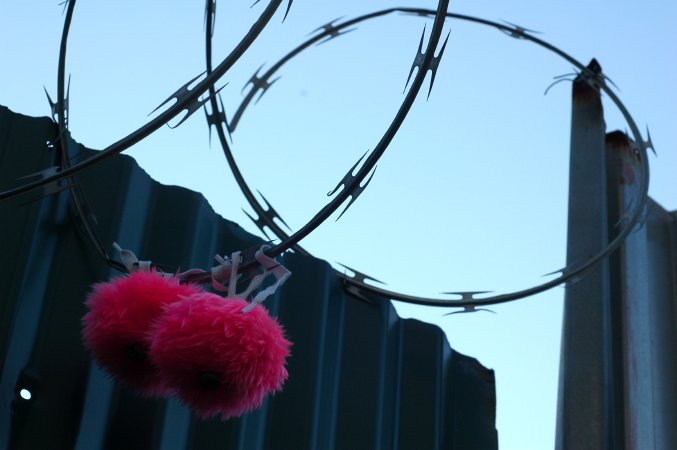 pompomlacesrazorwire.jpg